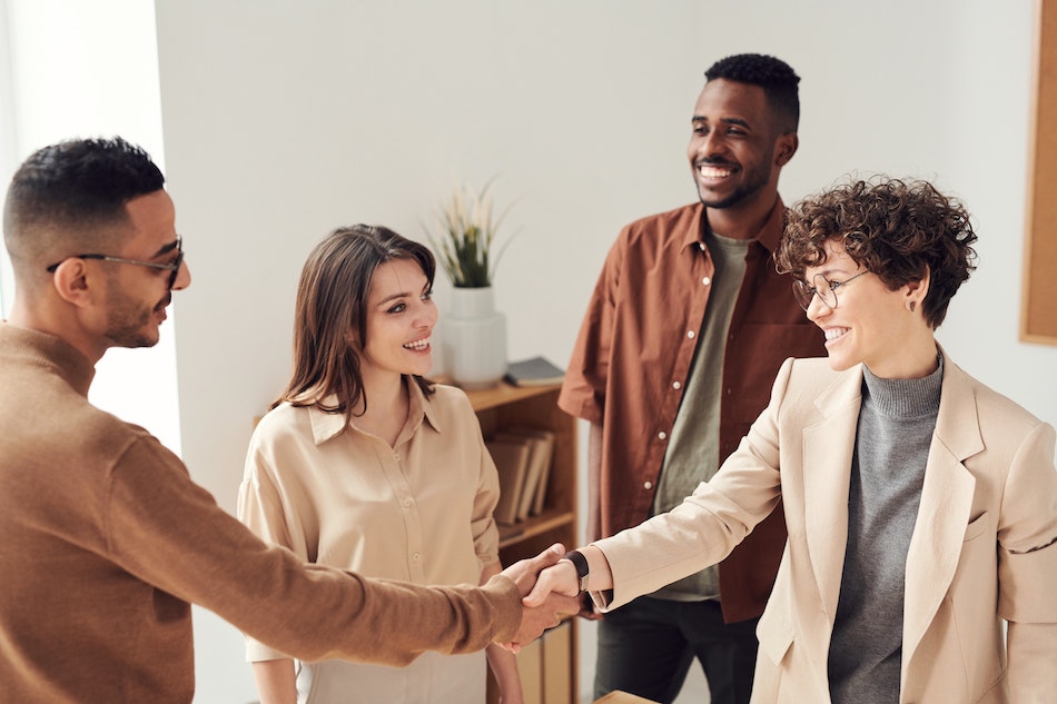 https://graduate.northeastern.edu/resources/wp-content/uploads/sites/4/2019/05/photo-of-people-doing-handshakes-3184416.jpg